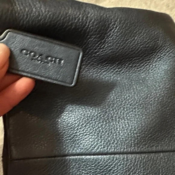 Elegant Navy Leather Shoulder Bag - Picture 2 of 8